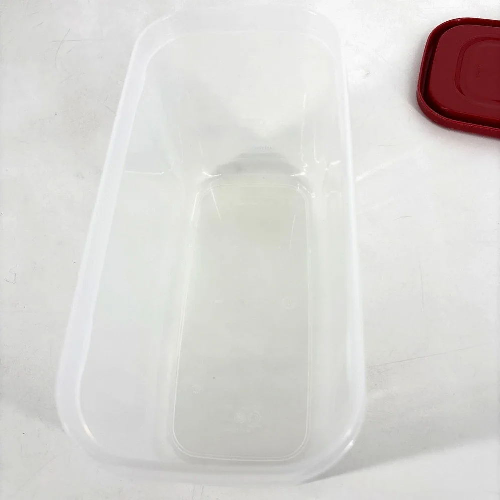 Rubbermaid container 10